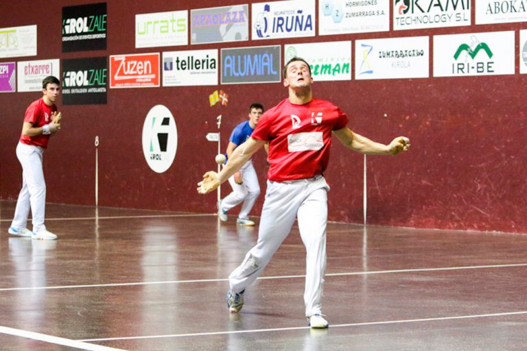 Eneko Labaka comienza la defensa de su txapela de la misma manera que se la caló