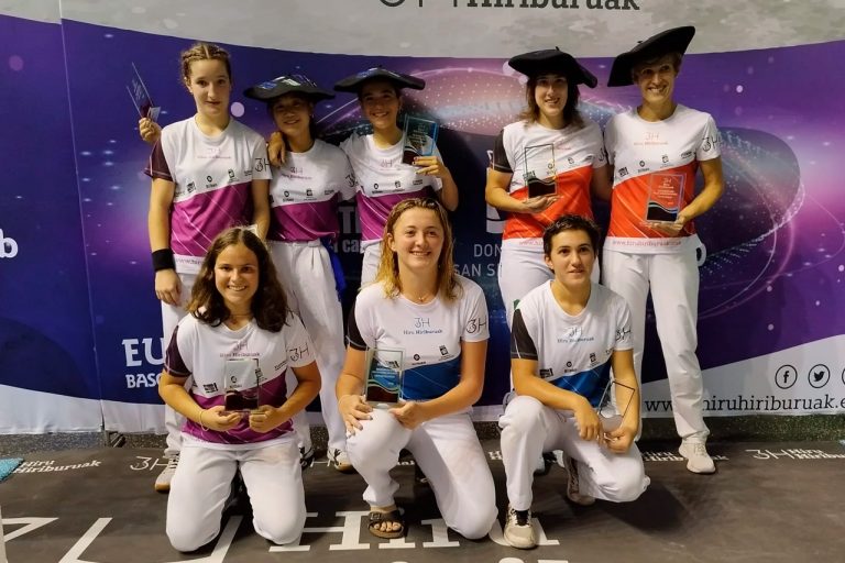 Las hermanas Galeano, Aramendi-Etxaniz y Monje-Elorza completan el palmarés del torneo Hiru Hiriburuak