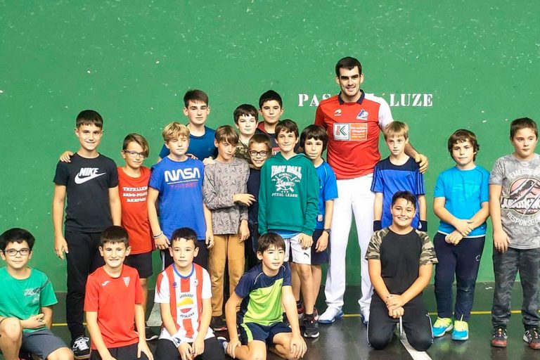 Elección de material del partido del Cuatro y Medio 2022 entre Ezkurdia y Elezkano II