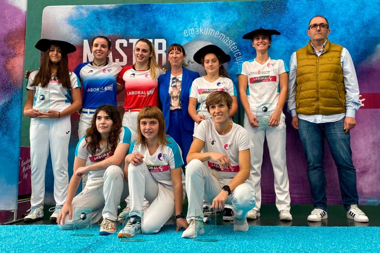 Uxue López Okariz, Alaia Uriarte y Marie Goyetneche se calzan las primeras txapelas del Master LABORAL KUTXA del cuatro y medio