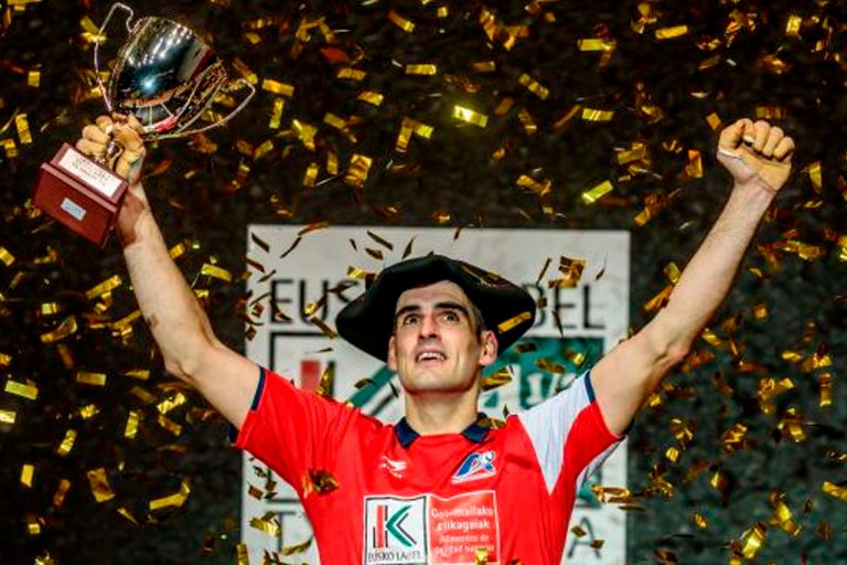 Ezkurdia se alza con la txapela en una final apoteósica