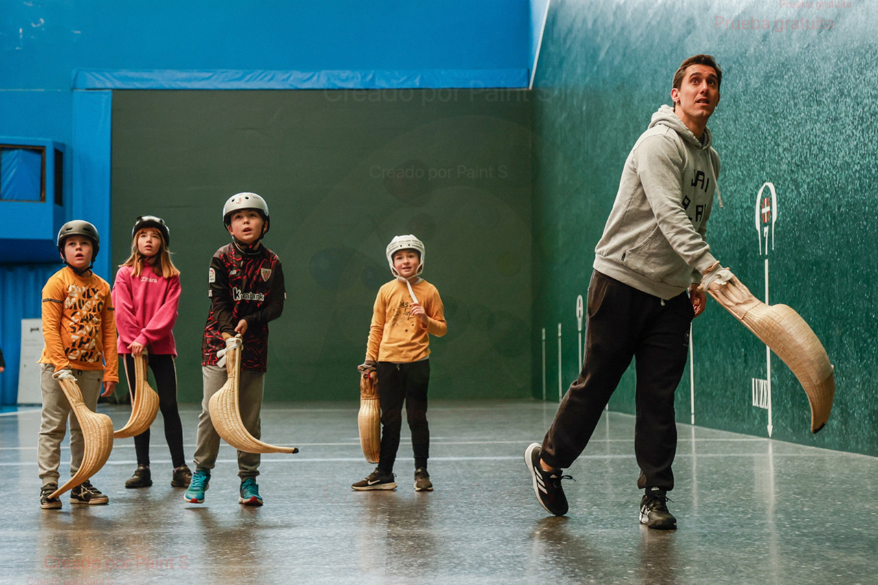 El puntista Jon Zabala recorrerá frontones de Euskadi y Navarra para acercar la cesta punta a las nuevas generaciones