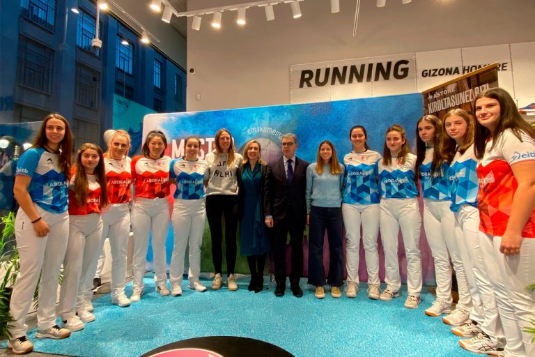 Nuevas camisetas Astore para las pelotaris de la Emakume Master Cup