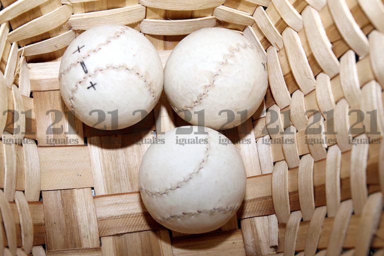 Altuna III y Jaka molestos con el material