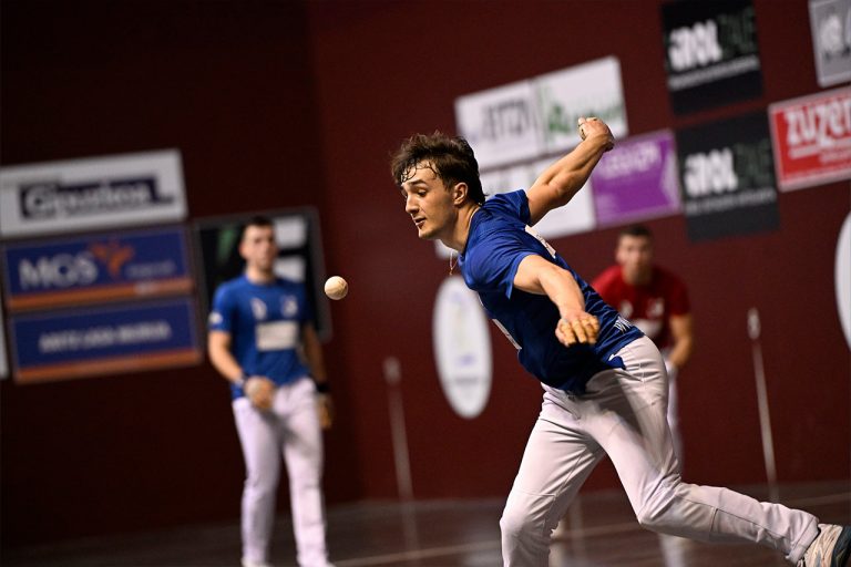Fernández- Apeztegia y Oihan Etxeberria sacian el hambre de pelota en el Beloki