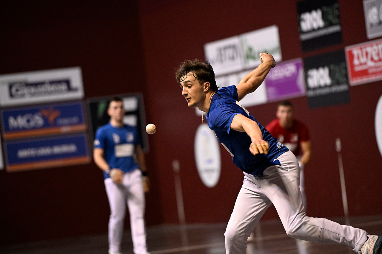 Fernández- Apeztegia y Oihan Etxeberria sacian el hambre de pelota en el Beloki