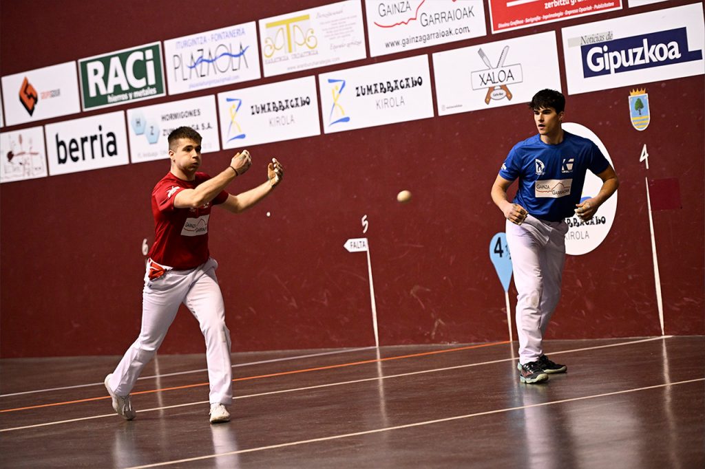 Fernández- Apeztegia y Oihan Etxeberria sacian el hambre de pelota en el Beloki