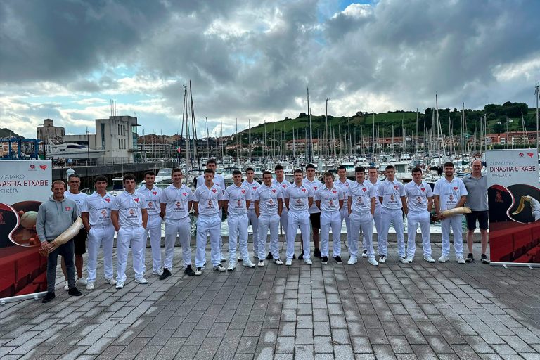 Dinastía Etxabe, más de medio siglo amenizando las noches de verano de Zumaia con la mejor pelota aficionada
