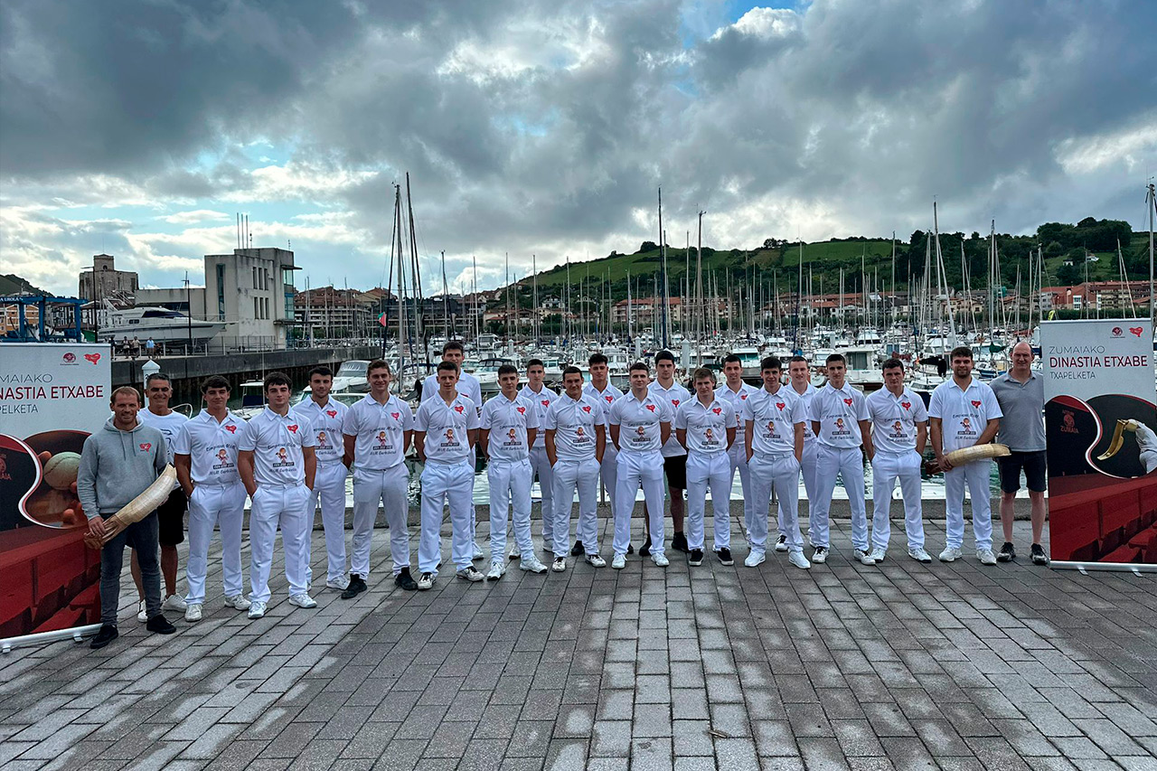 Dinastía Etxabe, más de medio siglo amenizando las noches de verano de Zumaia con la mejor pelota aficionada