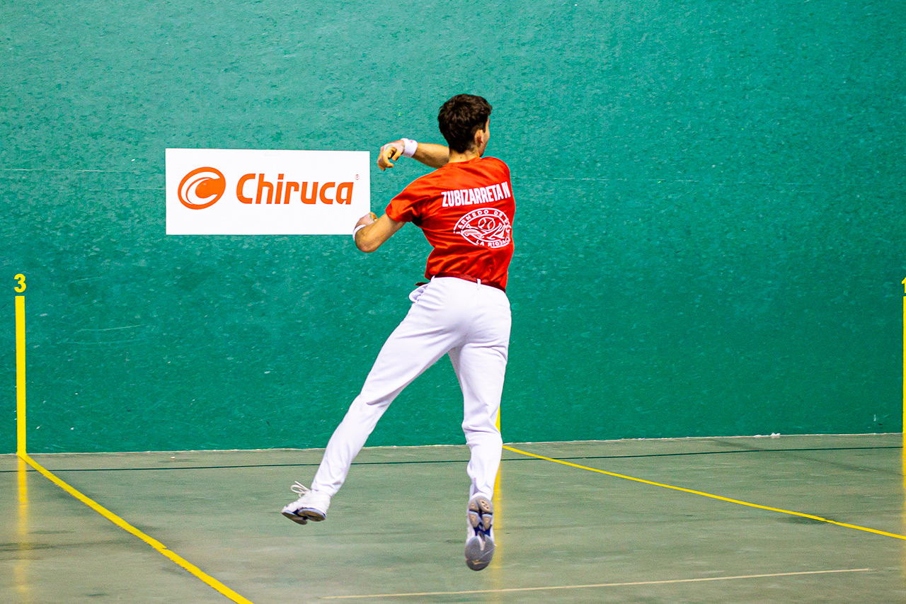 Zubizarreta pasa por encima de Altuna en un partido en el que solo hubo un color