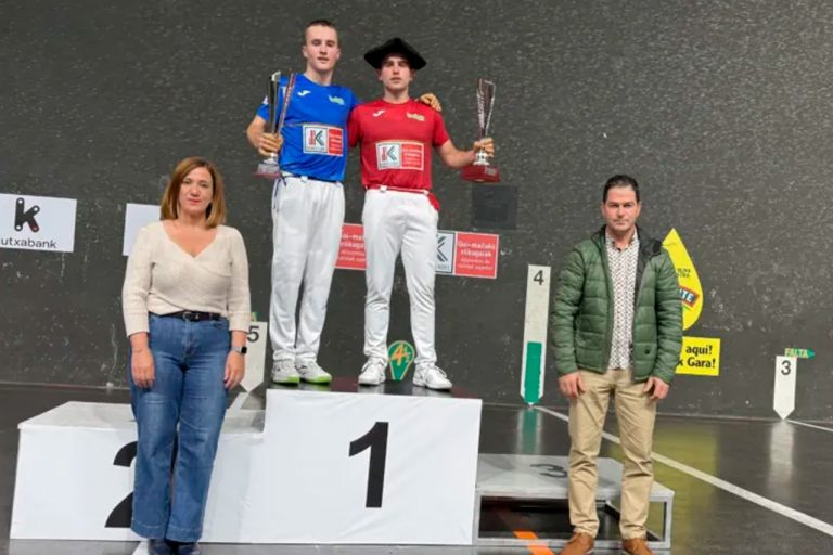 Senar se sobrepone para calarse la txapela