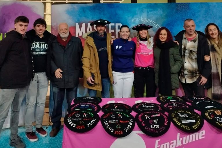 Enara Gaminde recibe el homenaje de Laukiz