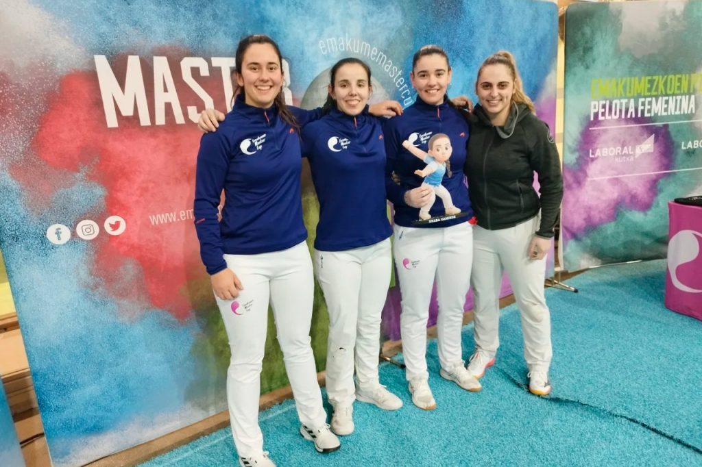 Enara Gaminde recibe el homenaje de Laukiz