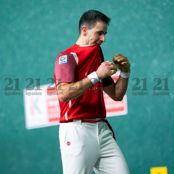 Darío abandona el partido de Irún por problemas en la rodilla
