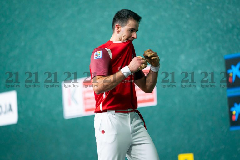 Darío abandona el partido de Irún por problemas en la rodilla