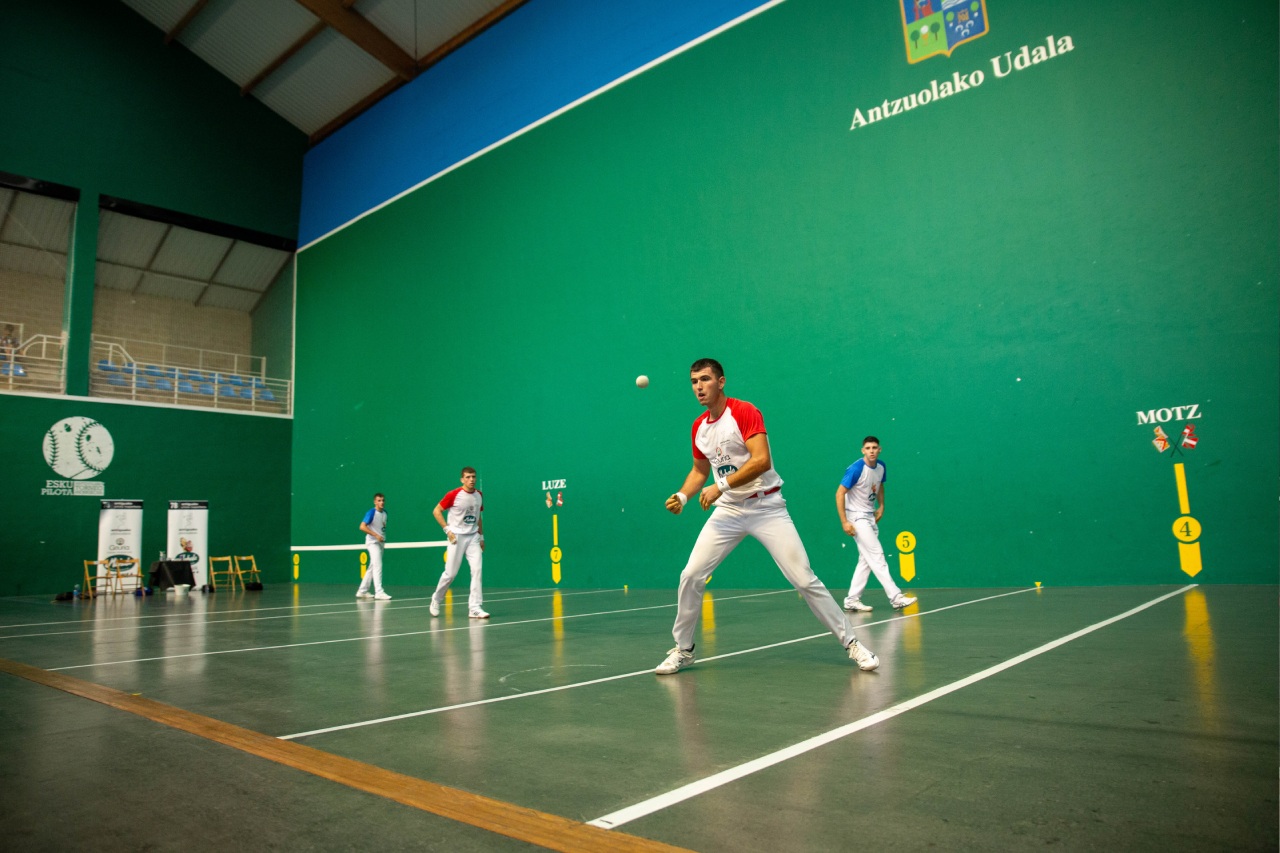 Lizeaga y Balerdi mandan en Antzuola en un brillante estreno del torneo de El Antiguo