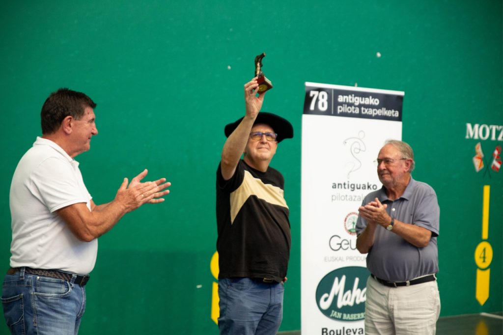 Lizeaga y Balerdi mandan en Antzuola en un brillante estreno del torneo de El Antiguo