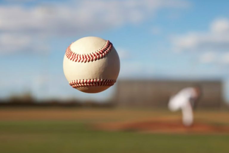 Cómo el estado de la pelota cambia la ventaja entre lanzadores y bateadores en un partido de Test