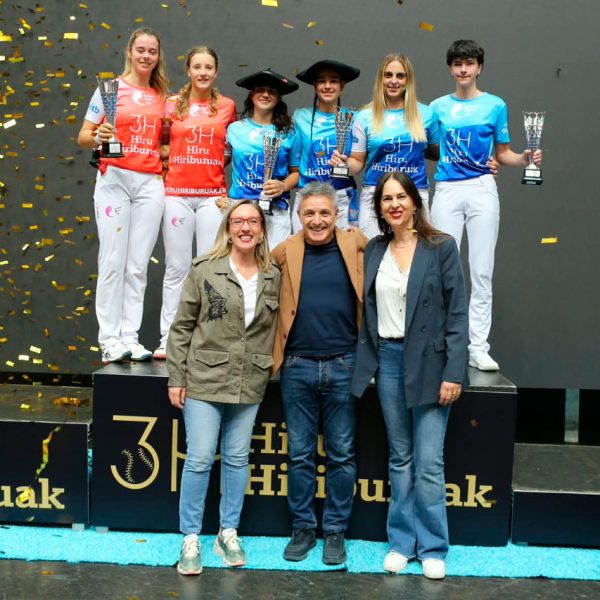 Ibarrola-Ozaeta estrenan su palmarés en una gran final del Hiru Hiriburuak que vuelve a poner a bailar el Frontón Bizkaia