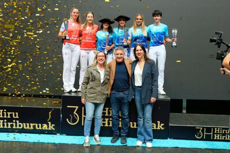 Ibarrola-Ozaeta estrenan su palmarés en una gran final del Hiru Hiriburuak que vuelve a poner a bailar el Frontón Bizkaia