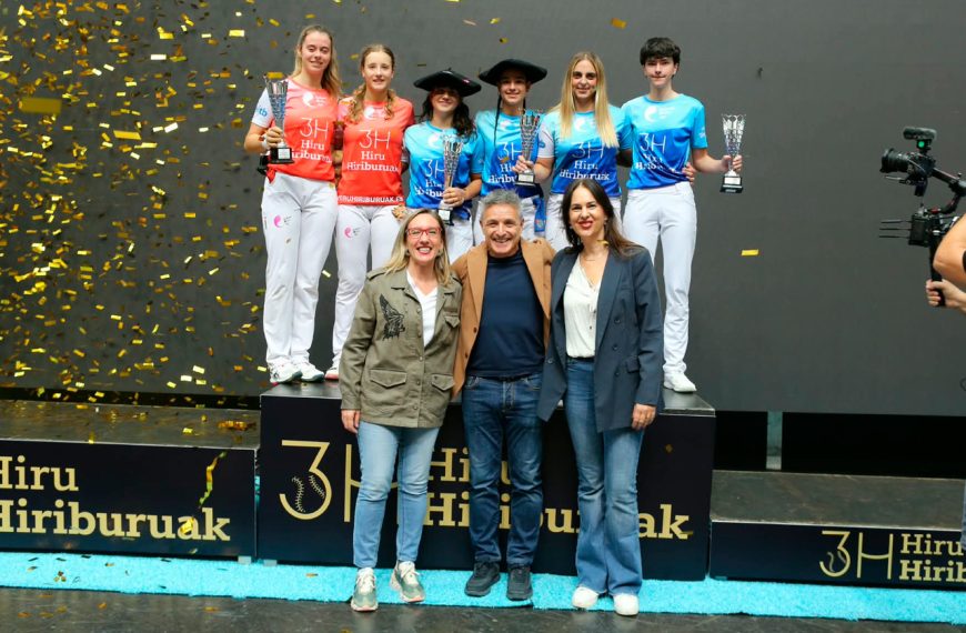 Ibarrola-Ozaeta estrenan su palmarés en una gran final del Hiru Hiriburuak que vuelve a poner a bailar el Frontón Bizkaia